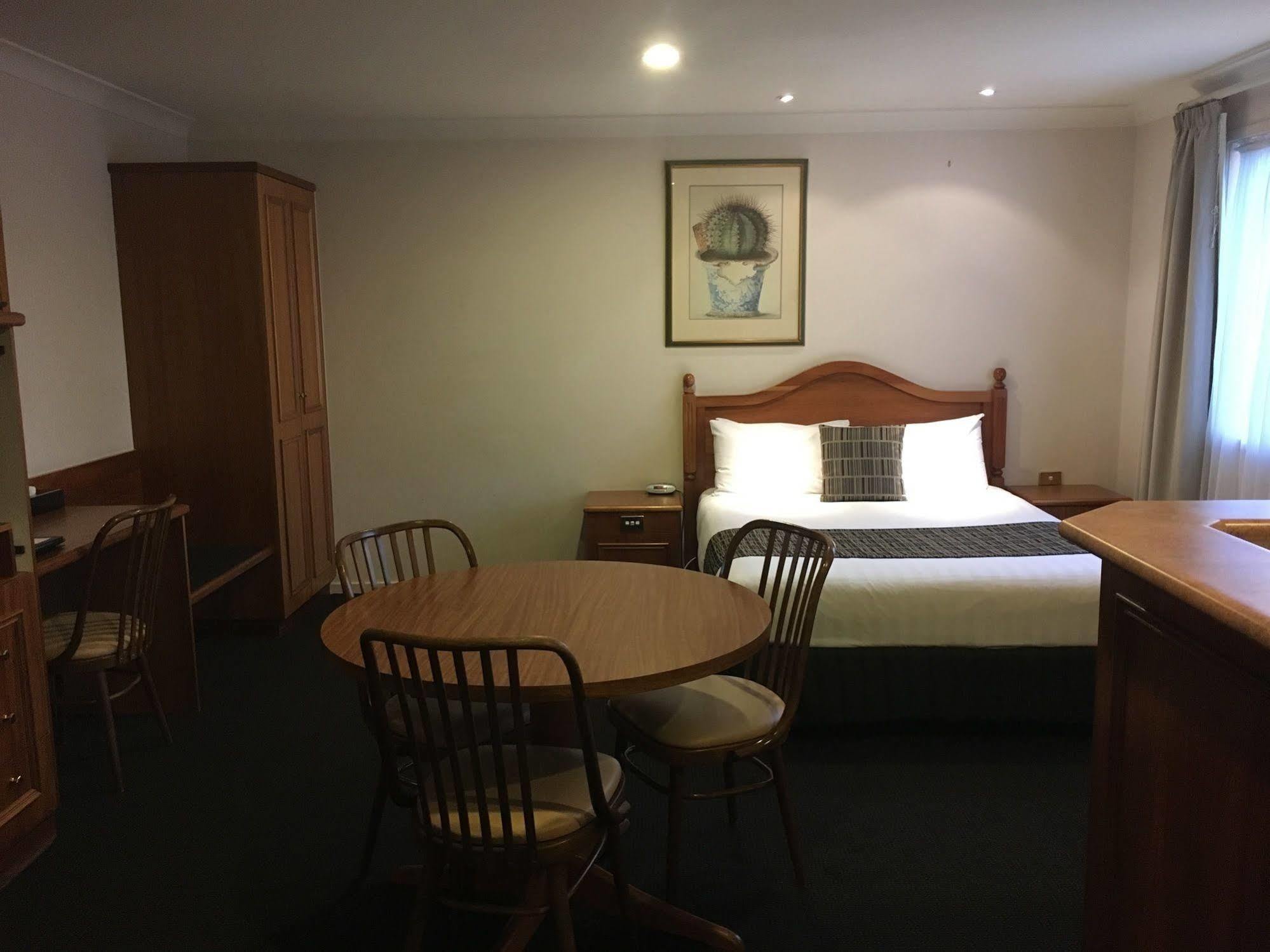 Best Western Ambassador Motor Inn & Apartments Wagga Wagga Exterior photo