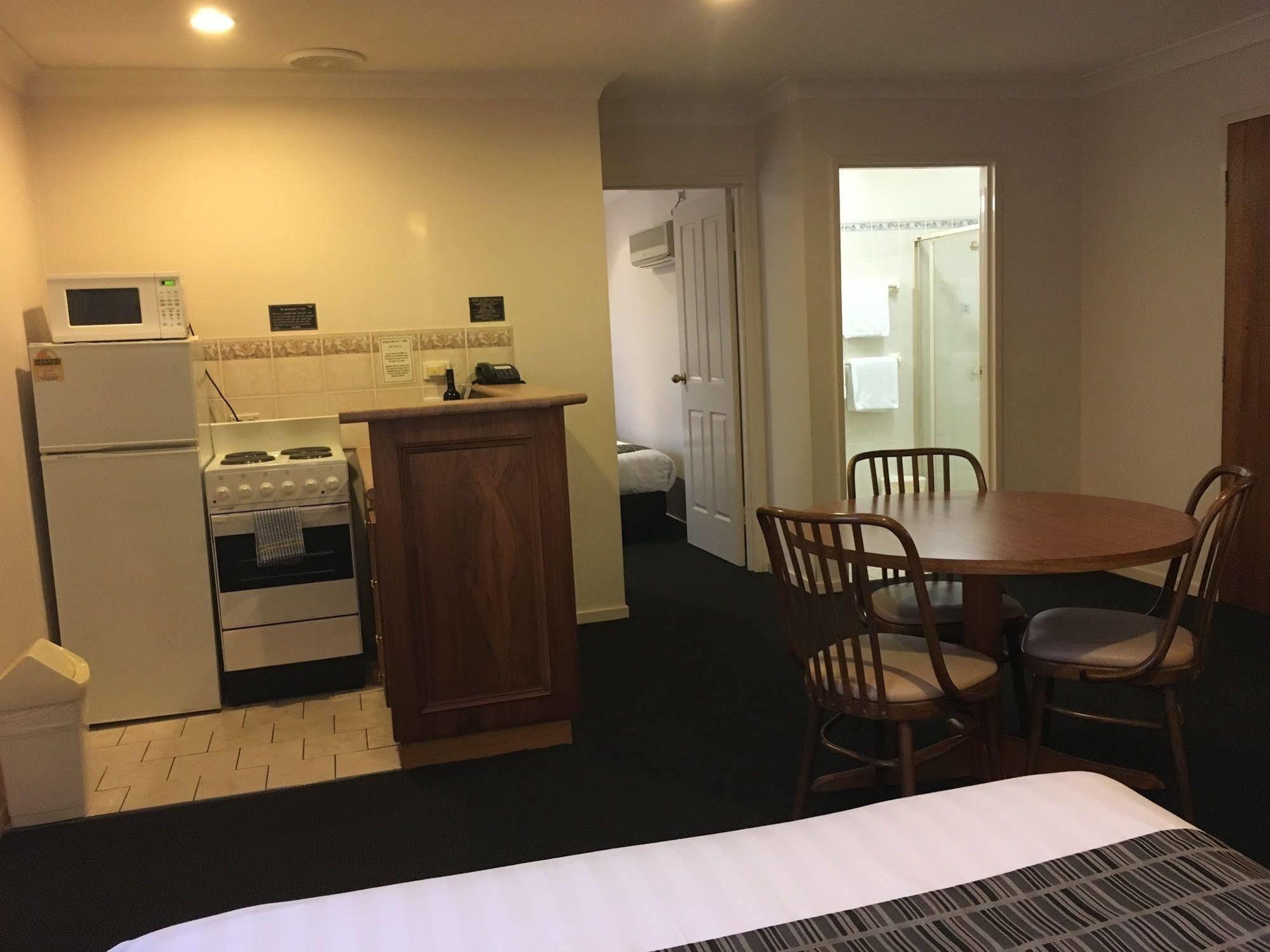 Best Western Ambassador Motor Inn & Apartments Wagga Wagga Exterior photo
